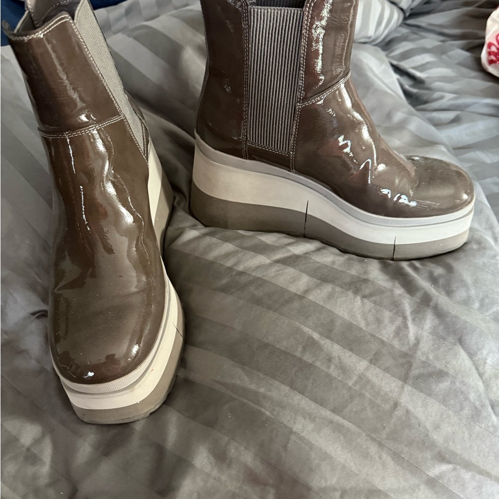 Stylish Women's Platform Boots in Glossy Brown
